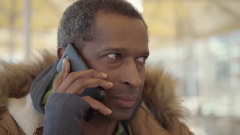 Hombre-Afroamericano-Teniendo-Una-Conversación-Telefónica
